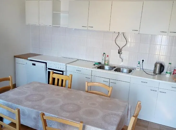 By The Sea Cove Vela Prapratna Oskorusno