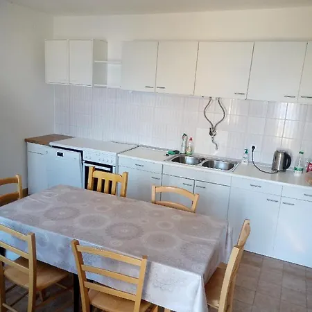 By The Sea Cove Vela Prapratna Oskorusno